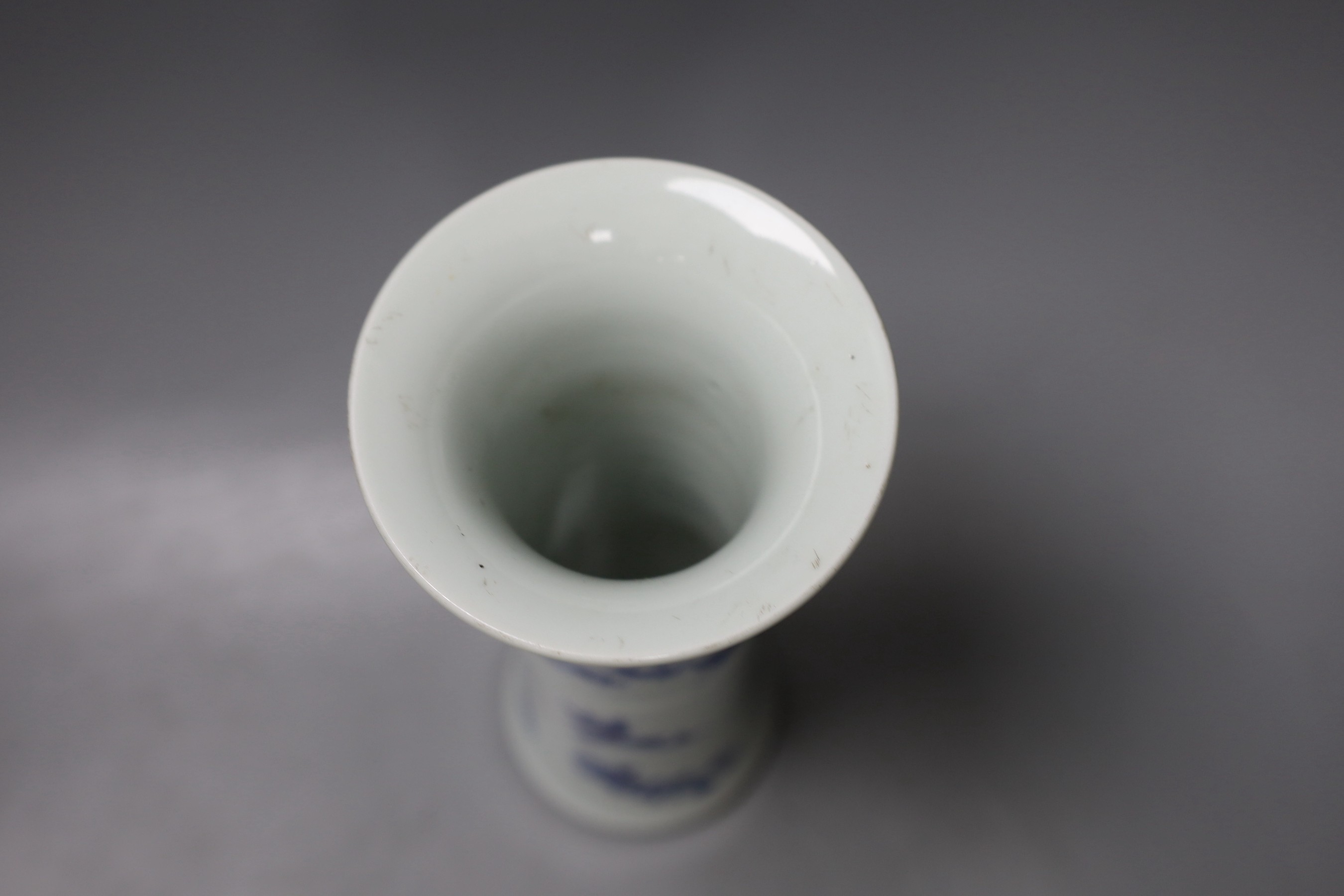 A Chinese blue and white gu vase. 21cm